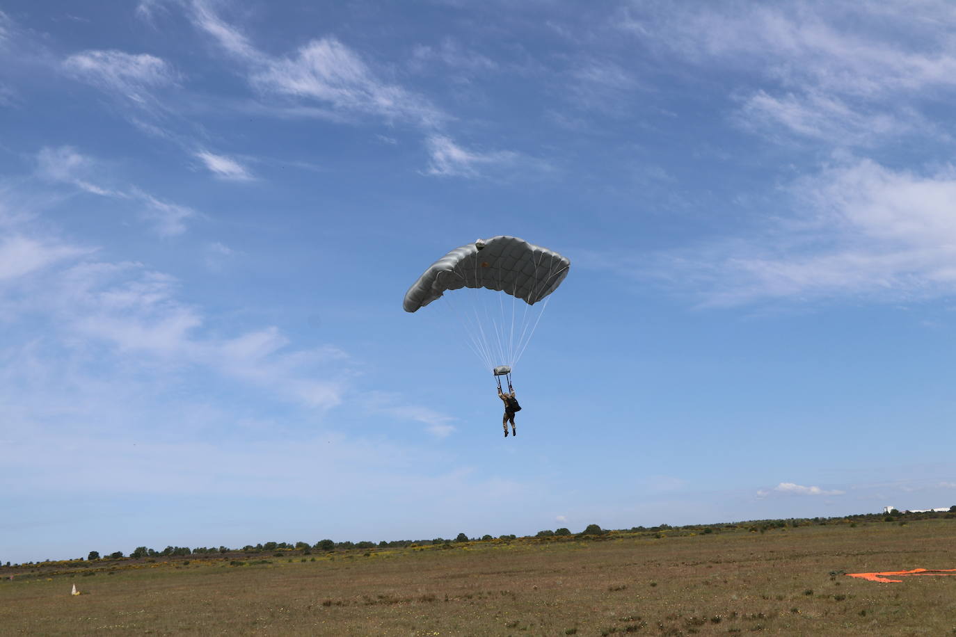 La Brigada Paracaidista pone en práctica el ejercicio Lone Paratrooper 2021 en el que 140 paracaidistas de España, Francia, Portugal y Estados Unidos se instruyen en el cielo inmejorable de la Academia Básica del Aire de la Virgen del Camino