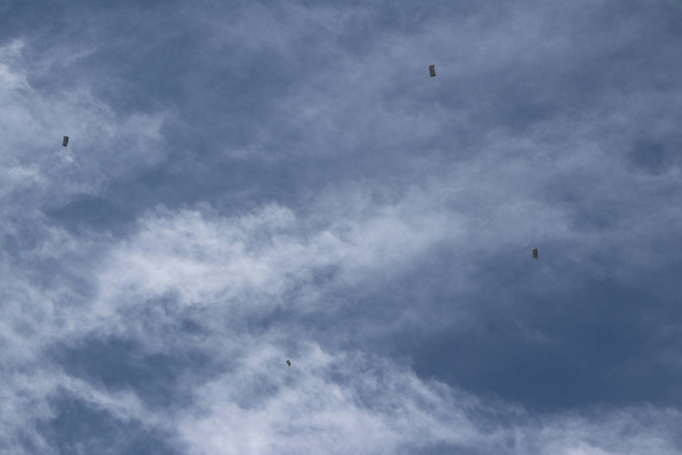 La Brigada Paracaidista pone en práctica el ejercicio Lone Paratrooper 2021 en el que 140 paracaidistas de España, Francia, Portugal y Estados Unidos se instruyen en el cielo inmejorable de la Academia Básica del Aire de la Virgen del Camino