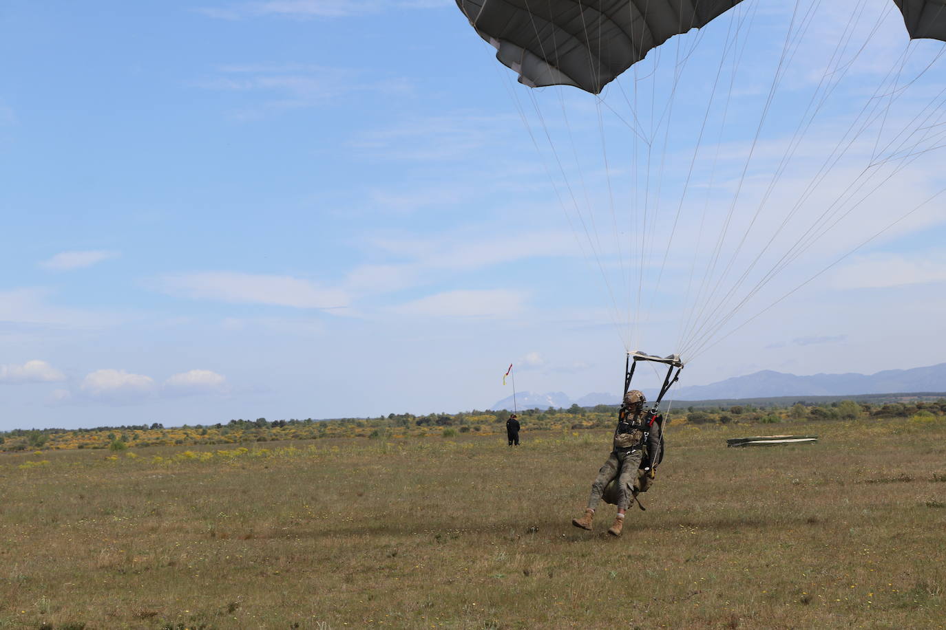 La Brigada Paracaidista pone en práctica el ejercicio Lone Paratrooper 2021 en el que 140 paracaidistas de España, Francia, Portugal y Estados Unidos se instruyen en el cielo inmejorable de la Academia Básica del Aire de la Virgen del Camino