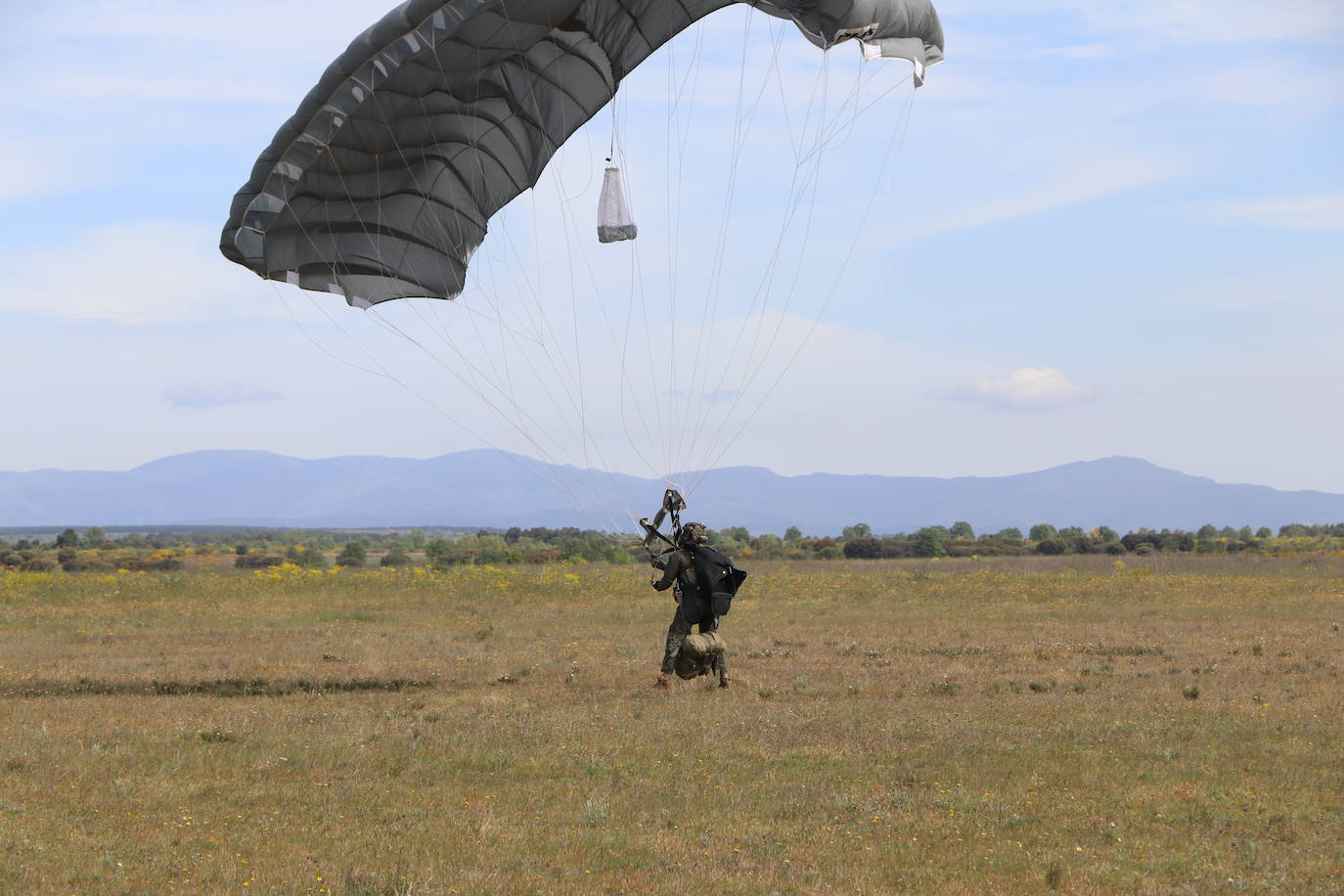 La Brigada Paracaidista pone en práctica el ejercicio Lone Paratrooper 2021 en el que 140 paracaidistas de España, Francia, Portugal y Estados Unidos se instruyen en el cielo inmejorable de la Academia Básica del Aire de la Virgen del Camino