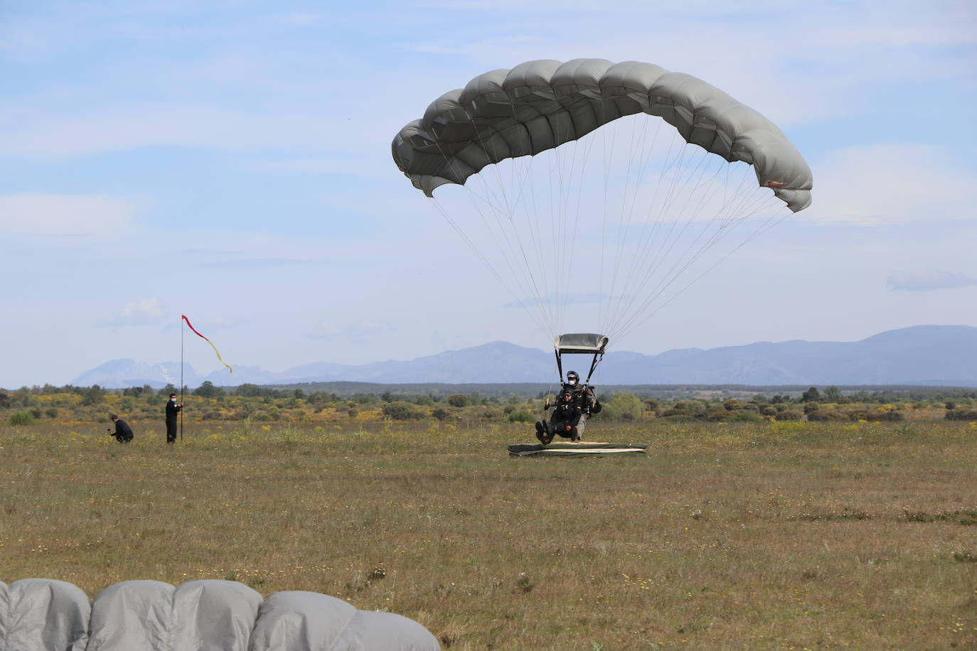 La Brigada Paracaidista pone en práctica el ejercicio Lone Paratrooper 2021 en el que 140 paracaidistas de España, Francia, Portugal y Estados Unidos se instruyen en el cielo inmejorable de la Academia Básica del Aire de la Virgen del Camino