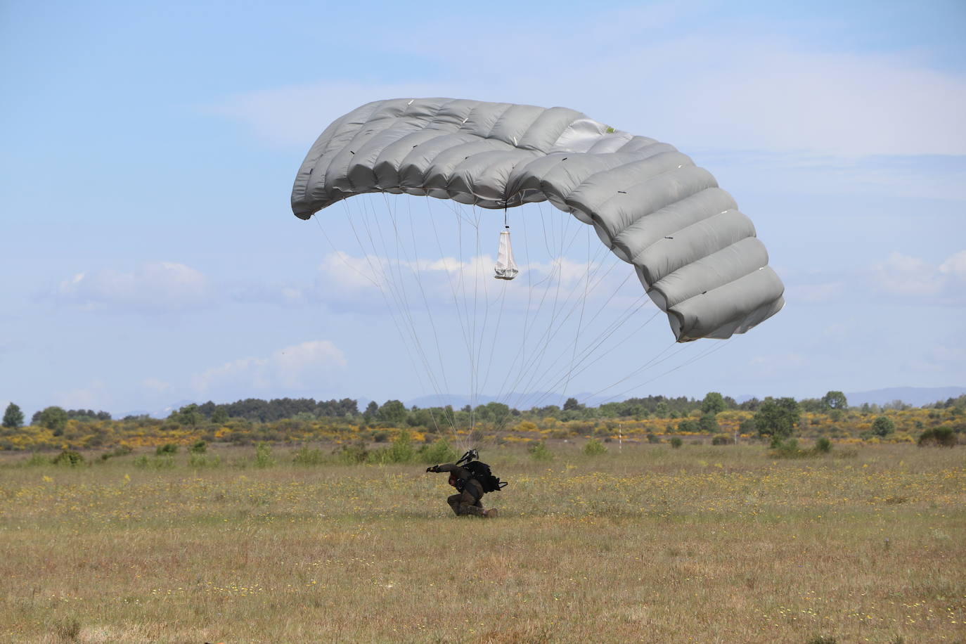 La Brigada Paracaidista pone en práctica el ejercicio Lone Paratrooper 2021 en el que 140 paracaidistas de España, Francia, Portugal y Estados Unidos se instruyen en el cielo inmejorable de la Academia Básica del Aire de la Virgen del Camino