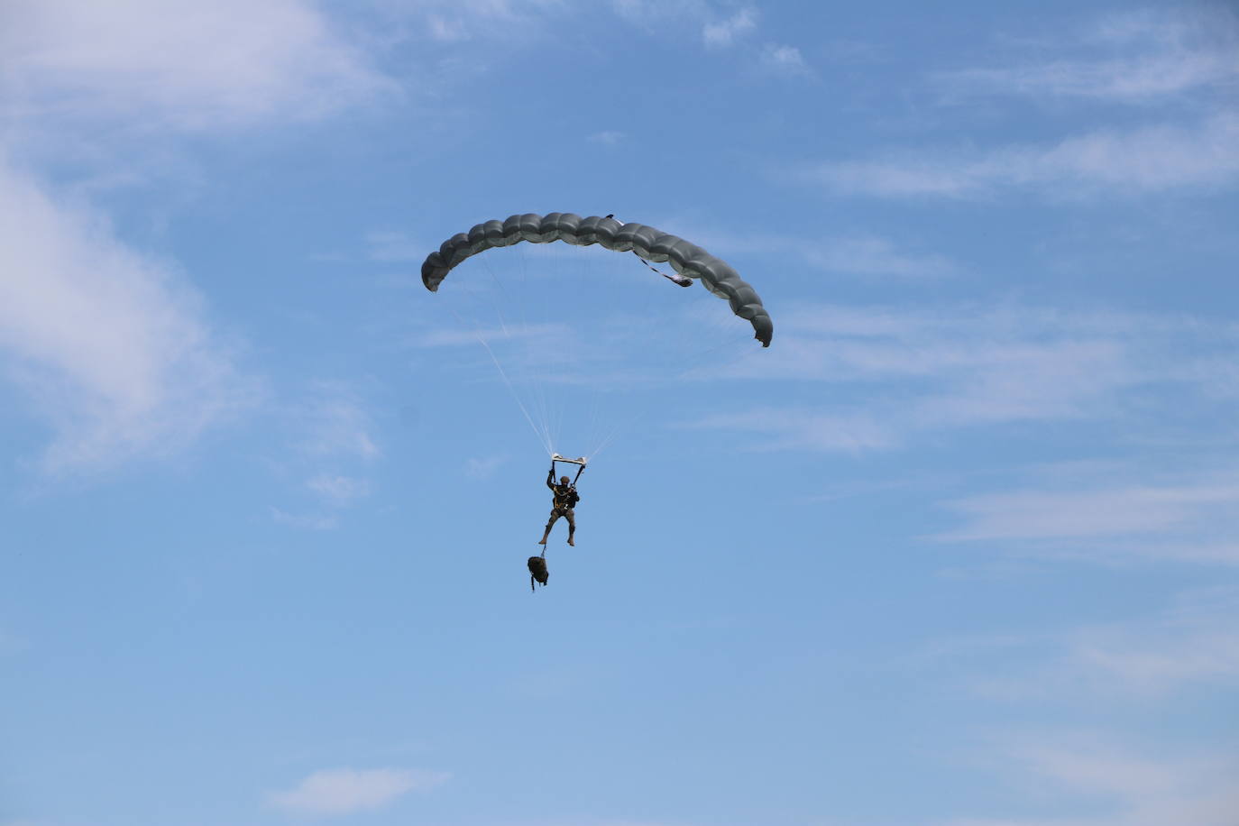 La Brigada Paracaidista pone en práctica el ejercicio Lone Paratrooper 2021 en el que 140 paracaidistas de España, Francia, Portugal y Estados Unidos se instruyen en el cielo inmejorable de la Academia Básica del Aire de la Virgen del Camino