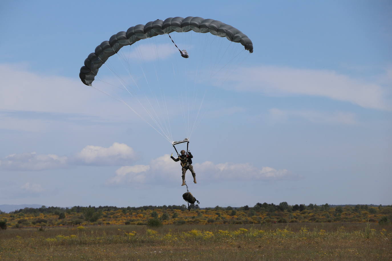 La Brigada Paracaidista pone en práctica el ejercicio Lone Paratrooper 2021 en el que 140 paracaidistas de España, Francia, Portugal y Estados Unidos se instruyen en el cielo inmejorable de la Academia Básica del Aire de la Virgen del Camino