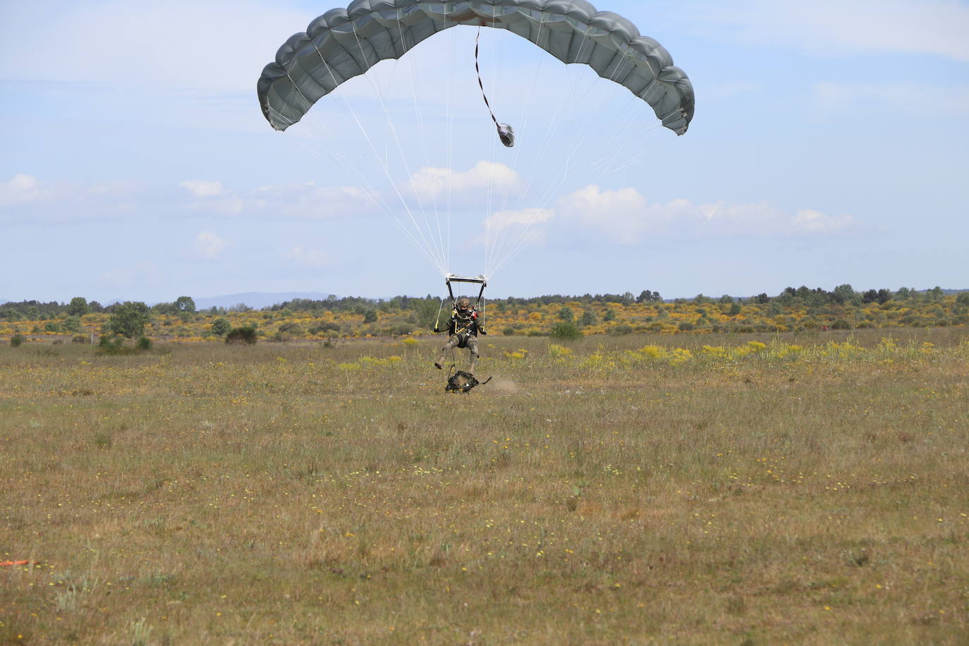 La Brigada Paracaidista pone en práctica el ejercicio Lone Paratrooper 2021 en el que 140 paracaidistas de España, Francia, Portugal y Estados Unidos se instruyen en el cielo inmejorable de la Academia Básica del Aire de la Virgen del Camino