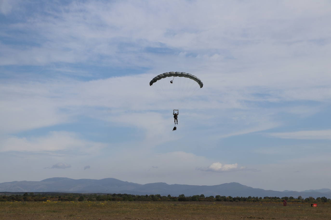 La Brigada Paracaidista pone en práctica el ejercicio Lone Paratrooper 2021 en el que 140 paracaidistas de España, Francia, Portugal y Estados Unidos se instruyen en el cielo inmejorable de la Academia Básica del Aire de la Virgen del Camino