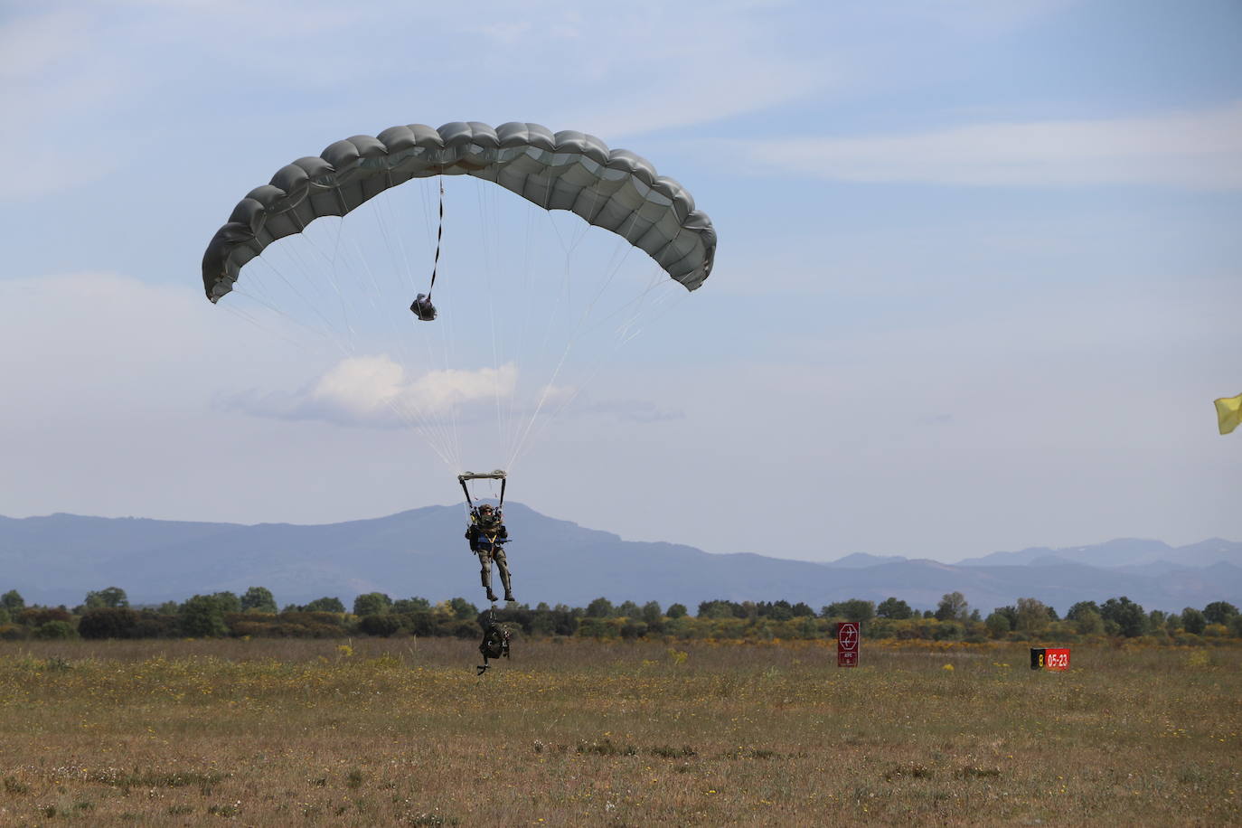 La Brigada Paracaidista pone en práctica el ejercicio Lone Paratrooper 2021 en el que 140 paracaidistas de España, Francia, Portugal y Estados Unidos se instruyen en el cielo inmejorable de la Academia Básica del Aire de la Virgen del Camino