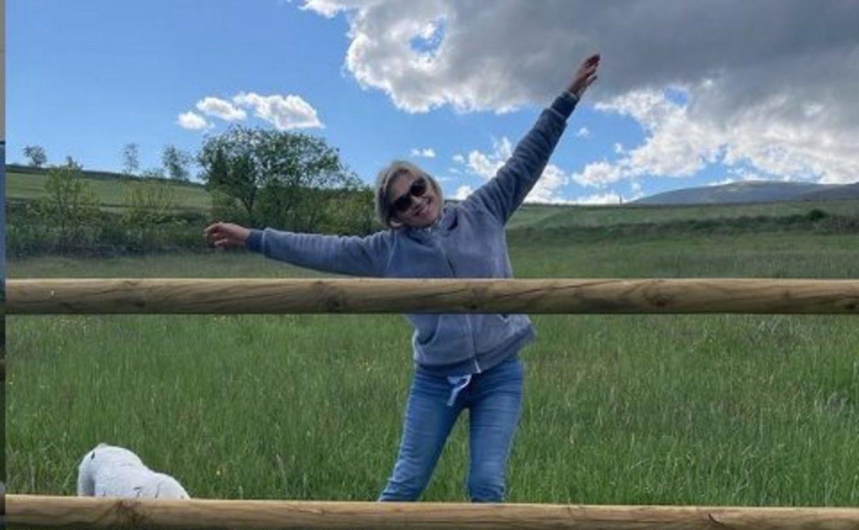 Julia Otero de paseo por la naturaleza, con su mascota. 