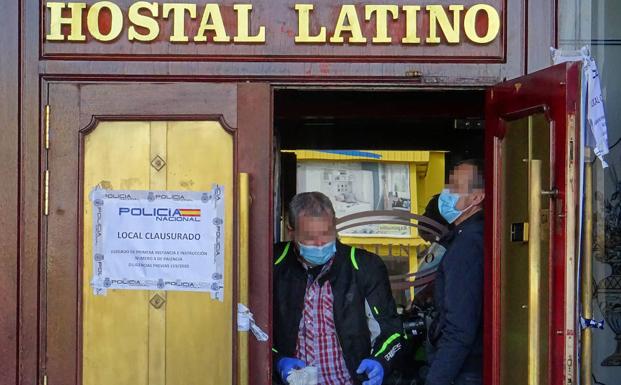 Imagen principal - Inspección ocular del Hostal Latino (arriba) y del club Esmeralda de Cubillos (izquierda). A la derecha, la entrada precintada del club La Casona de Dueñas.