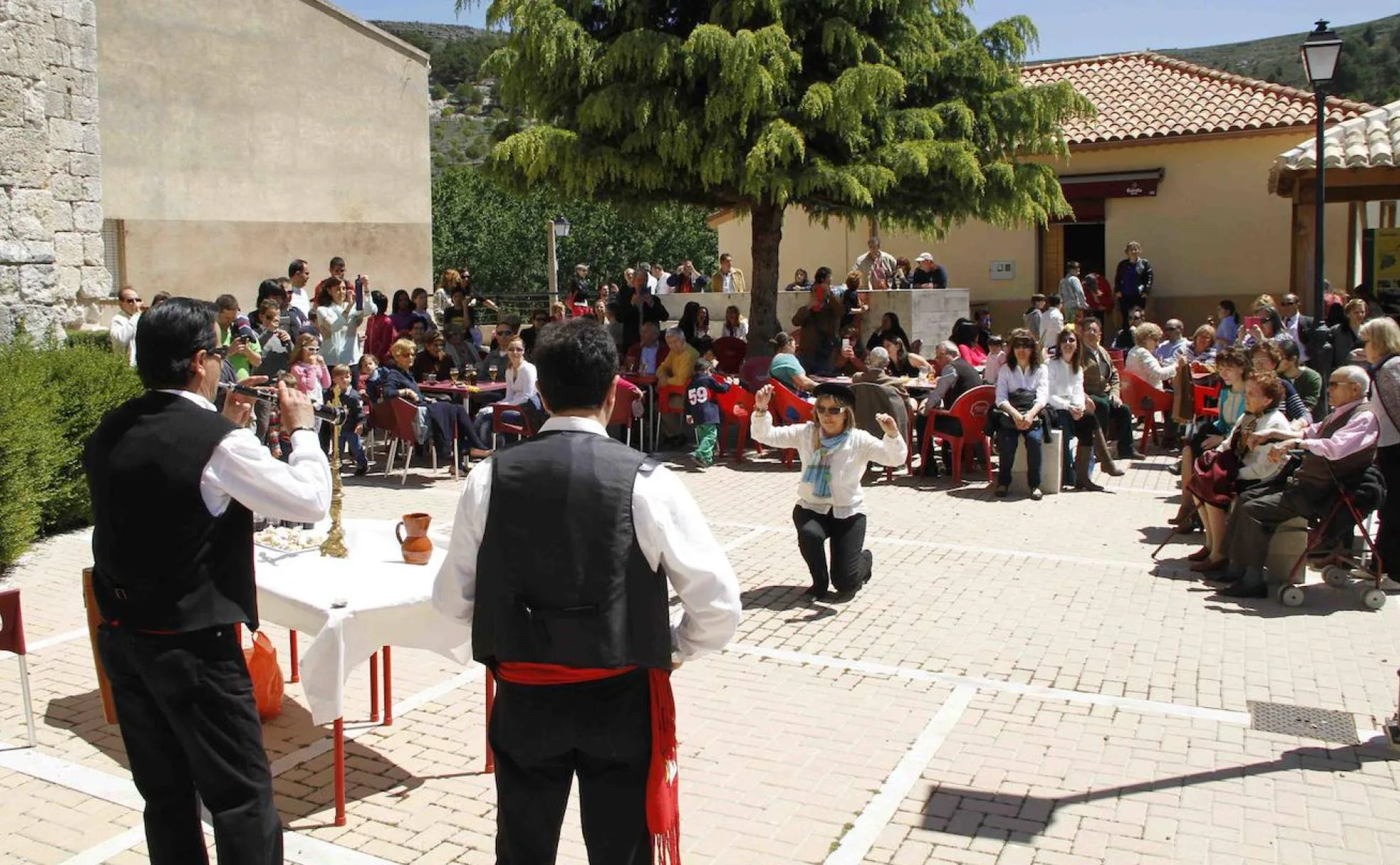Danza de las Mudanzas de Curiel de Duero en la plaza Escalastras de la localidad.