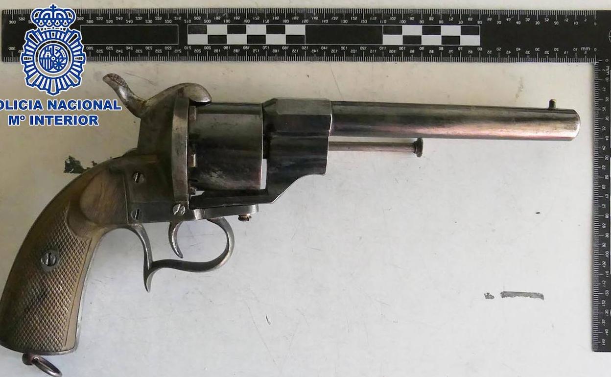 Revólver del tipo Lefaucheux encontrado en el armario del domicilio. 
