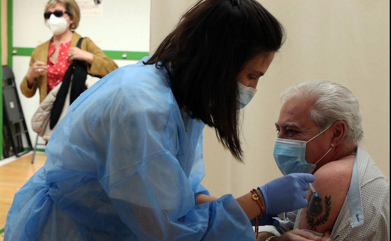 Un hombre recibe la vacuna en la campaña de inoculación masiva en Segovia. 