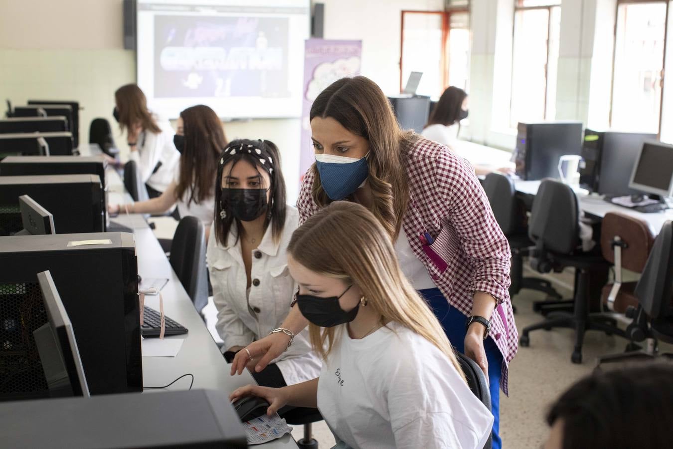 Fotos: El colegio Santa María Micaela de Valladolid participa en el concurso internacional Wisibilizalas