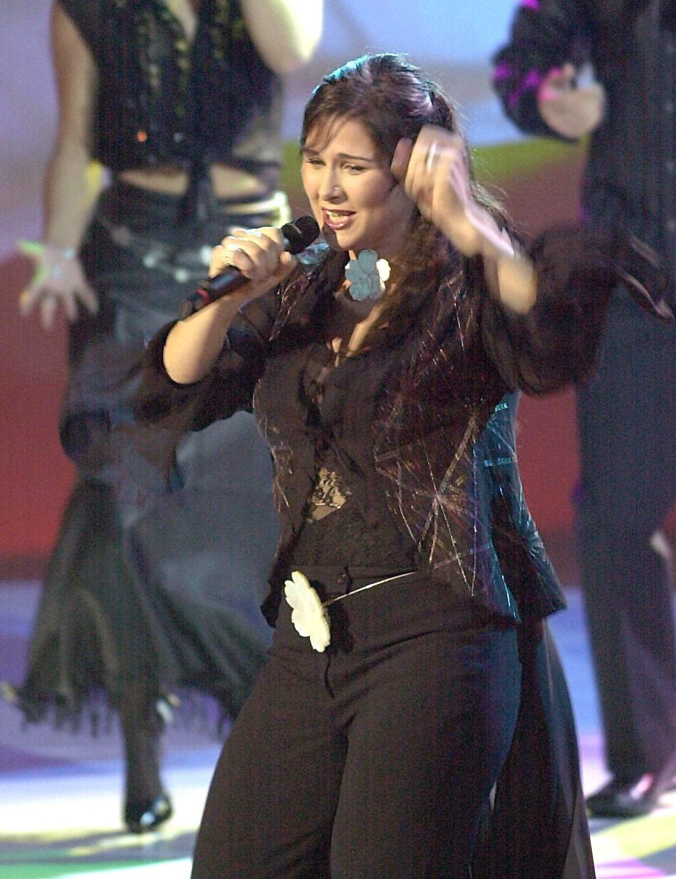 Rosa (2002). El atuendo de Rosa lo escogió el estilista Jorge Pérez, que básicamente le puso unos pantalones negros y una casaca del mismo color de gasa.