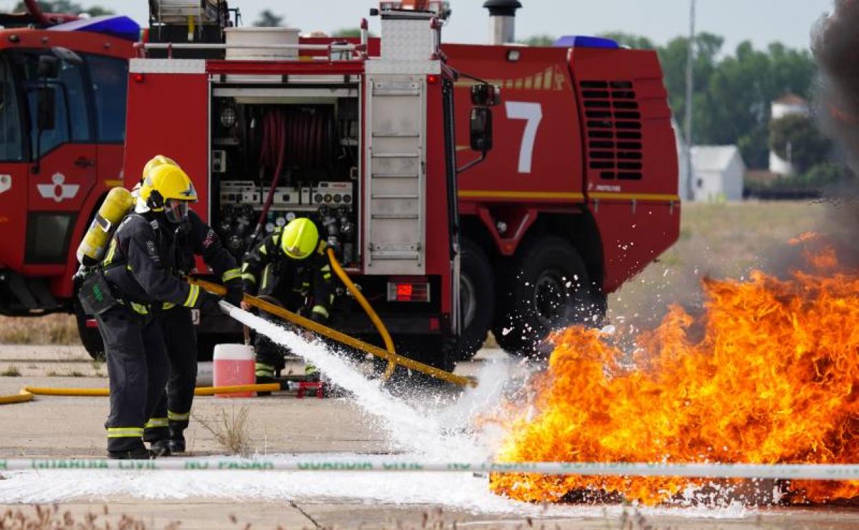 Los bomberos intentan sofocar uno de los incendios 