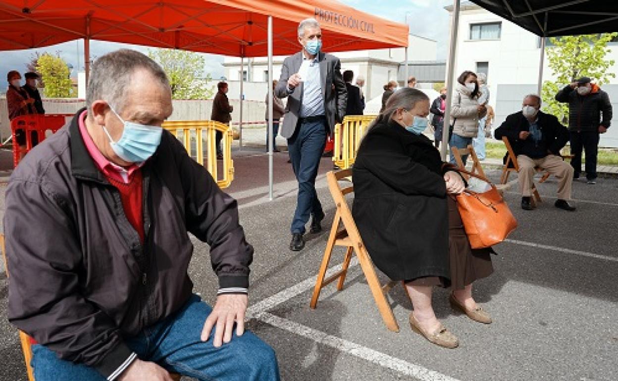 El delegado territorial de la Junta de Castilla y León, José Francisco Hernández (c), visita la zona habilitada para la vacunación en el Hospital Provincial de Ávila 