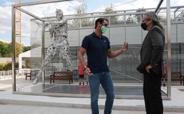 Imagen principal - Presentación de la estatua de acero en Roland Garros de Rafael Nadal. En la foto de arriba, Nadal charla con el escultor vallisoletano Jordi Díez. 