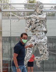 Imagen secundaria 2 - Presentación de la estatua de acero en Roland Garros de Rafael Nadal. En la foto de arriba, Nadal charla con el escultor vallisoletano Jordi Díez. 