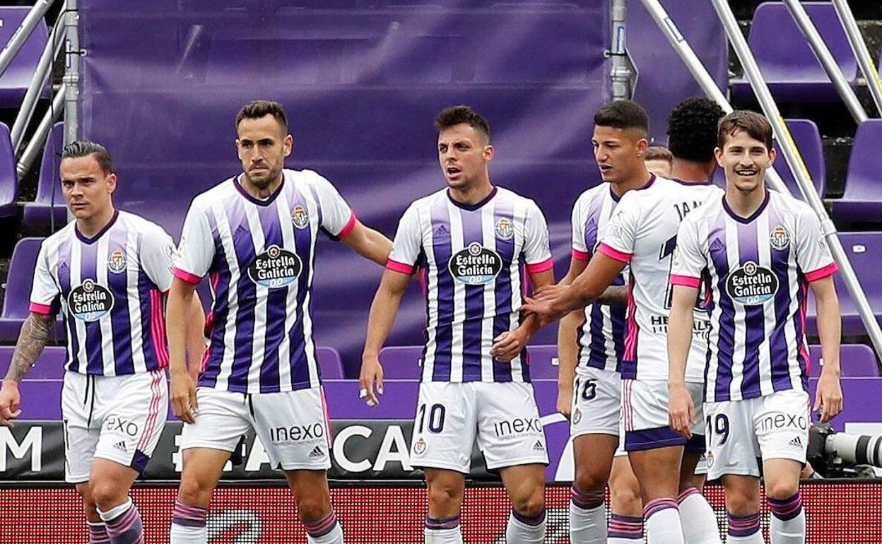 Roque Mesa, Kko Olivas, Óscar Plano, Marcos André, Janko (de espaldas)y Toni Villa, tras el gol marcado al Atlético de Madrid en Zorrilla