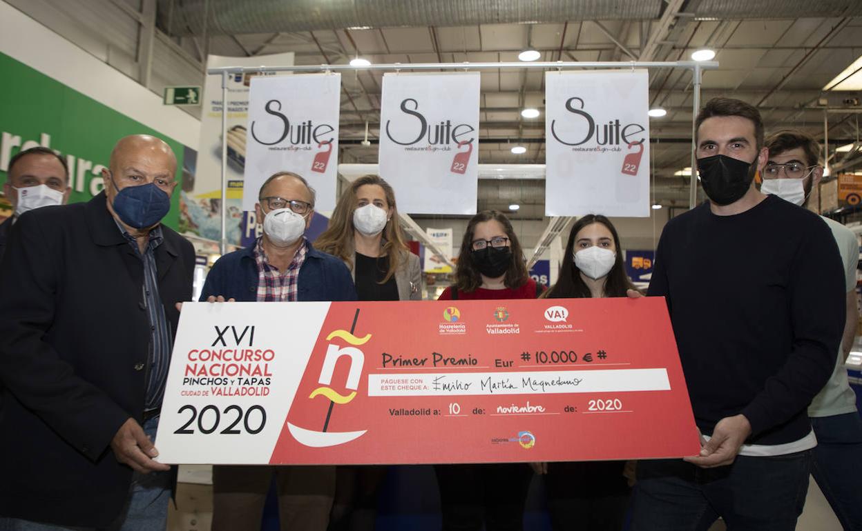 Emilio Martín entrega el cheque de 10.000 euros del premio a los comedores sociales.