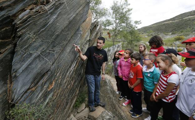 Un grupo de escolares visita el yacimiento.