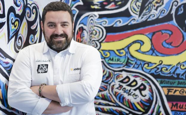 Imagen principal - Arriba, el cocinero Fernando Arrabal, y abajo, Fidel López con el pastel que llevará a Madrid Fusión. 