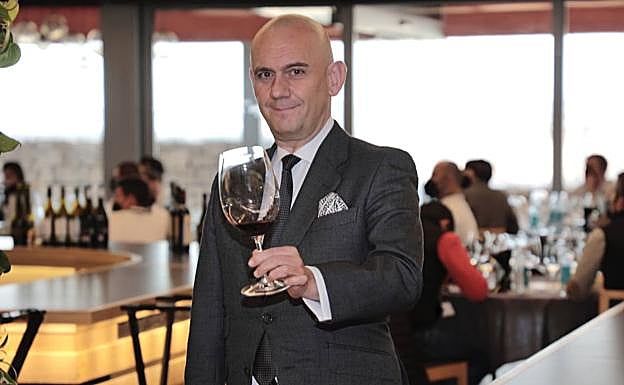 Imagen principal - El sumiller David Robledo y el chef Cristóbal Muñoz, y 'La tajada del pastor' con el vino Pago de Carraovejas. 