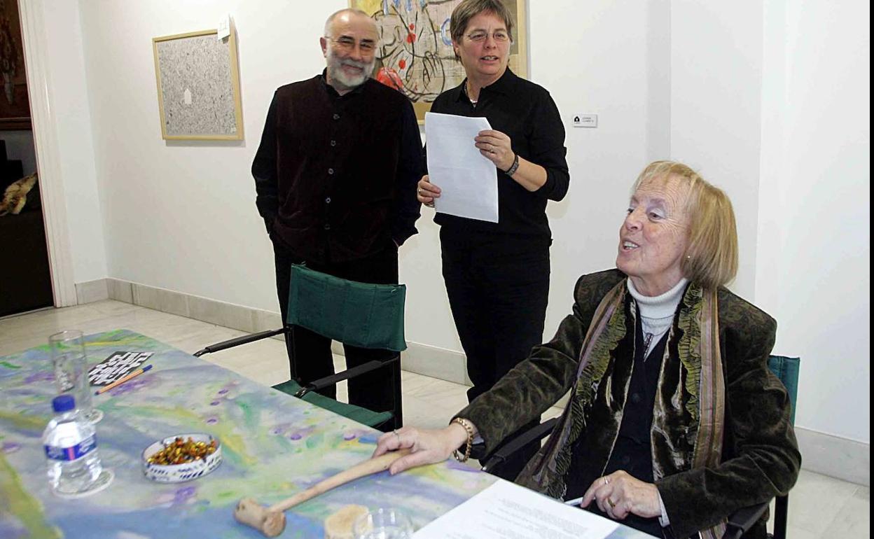 Catalina Montes en 2007 con su mazo, junto a Manuel Sierra y Concha Gay, durante la subasta de obras donadas por 21 artistas para los proyectos de la Fundación Segundo y Santiago Montes.