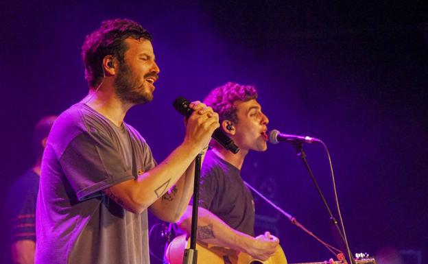 Willy Bárcenas y Antón Carreño, durante el concierto en el Teatro Carrión