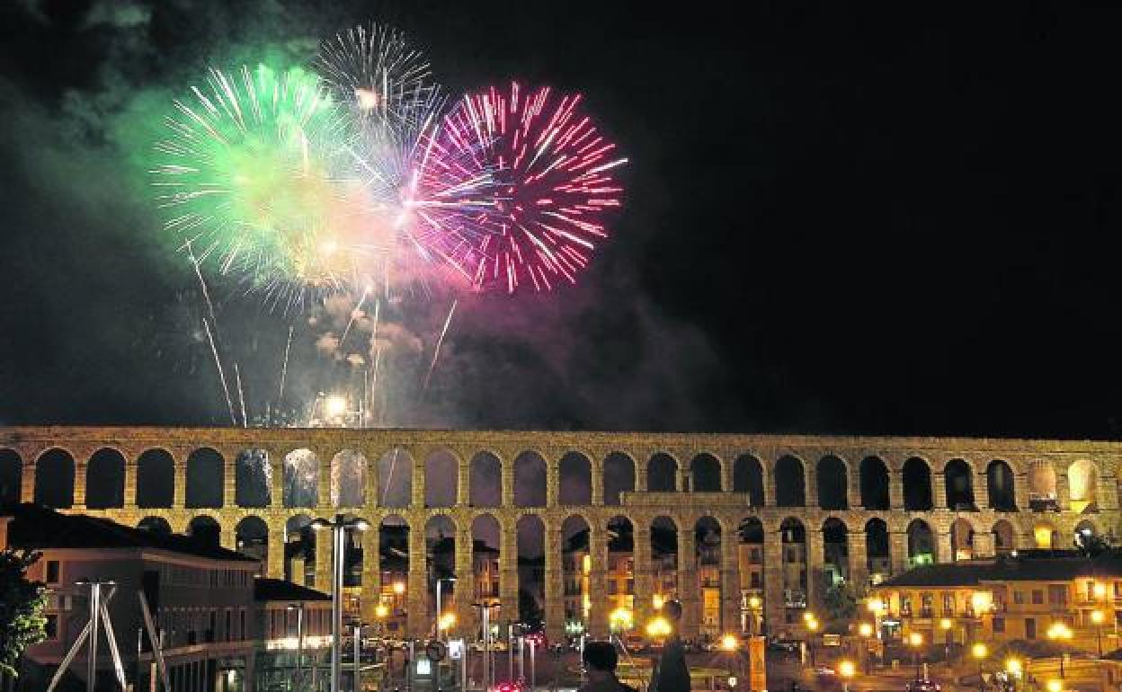 Fuegos artificiales sobre el Acueducto de Segovia durante las ferias y fiestas de San Juan y San Pedro de 2019. 