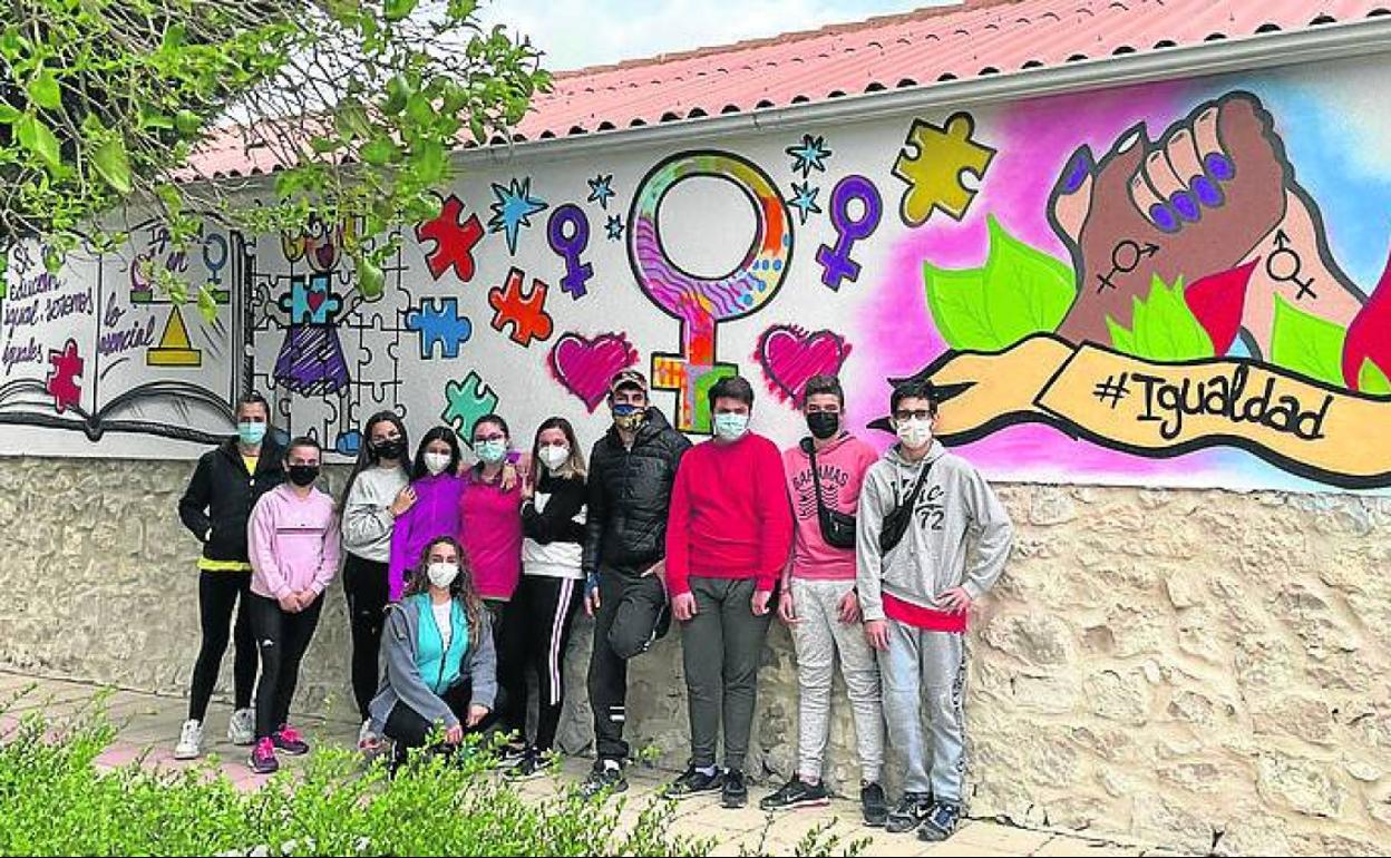 Alumnos del colegio, junto al mural. 