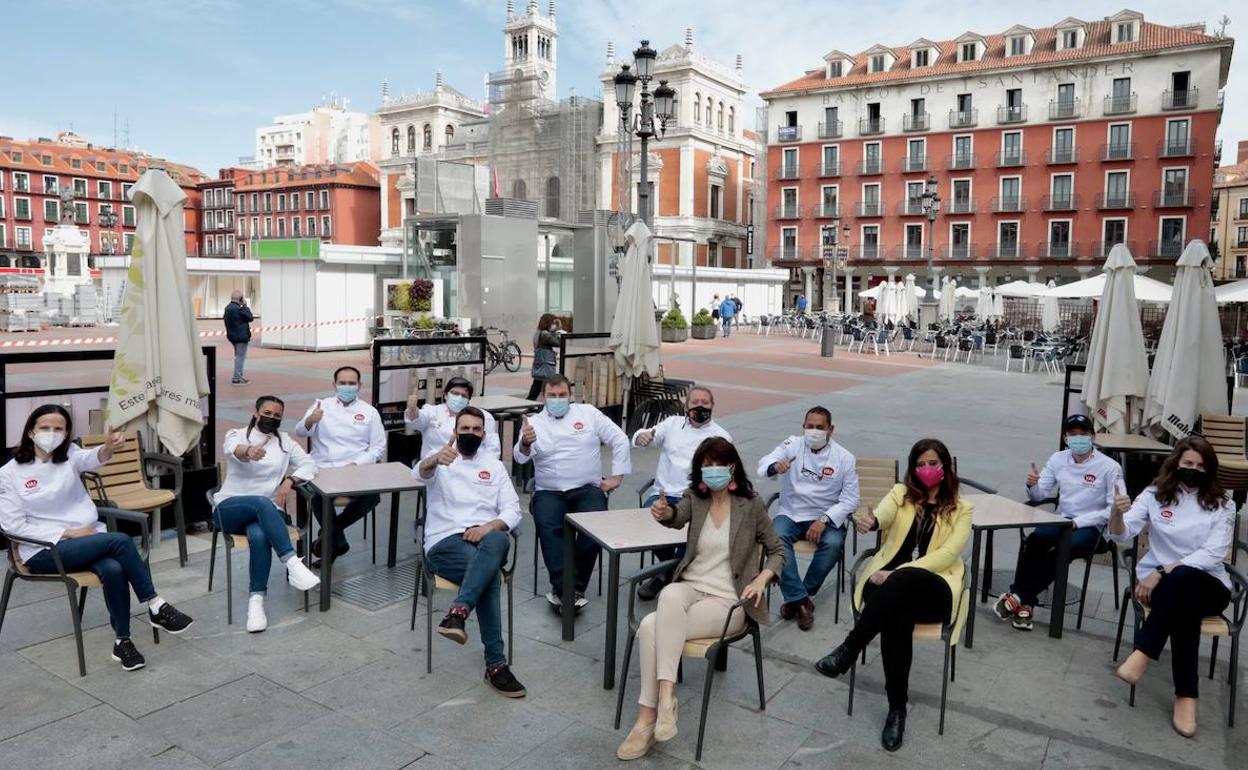 Ana Redondo y Mª José Hernández posan en una terraza de la Plaza Mayor con los hosteleros que acudirán a Madrid Fusión de la mano del Ayuntamiento. 
