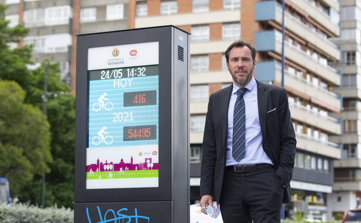 Óscar Puente, junto al aforador de bicicletas instalado en Isabel la Católica