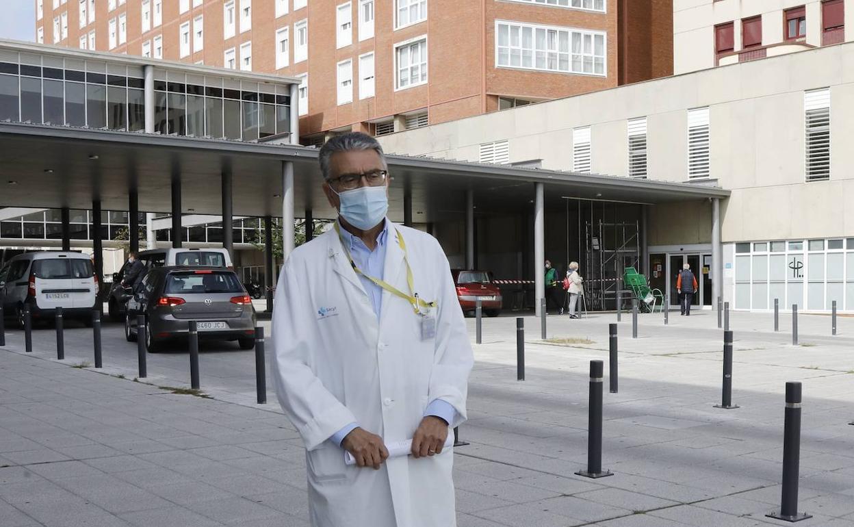López Messa, a la entrada del Hospital Río Carrión. 