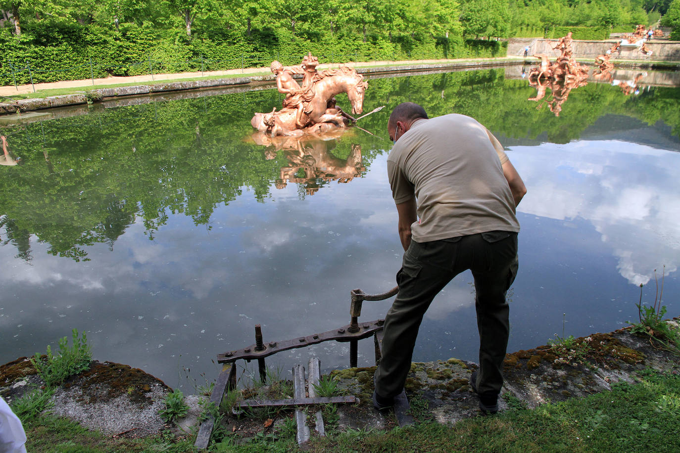 La fuente de las Ranas, en pleno apogeo de su coreografía acuática este domingo en La Granja. 