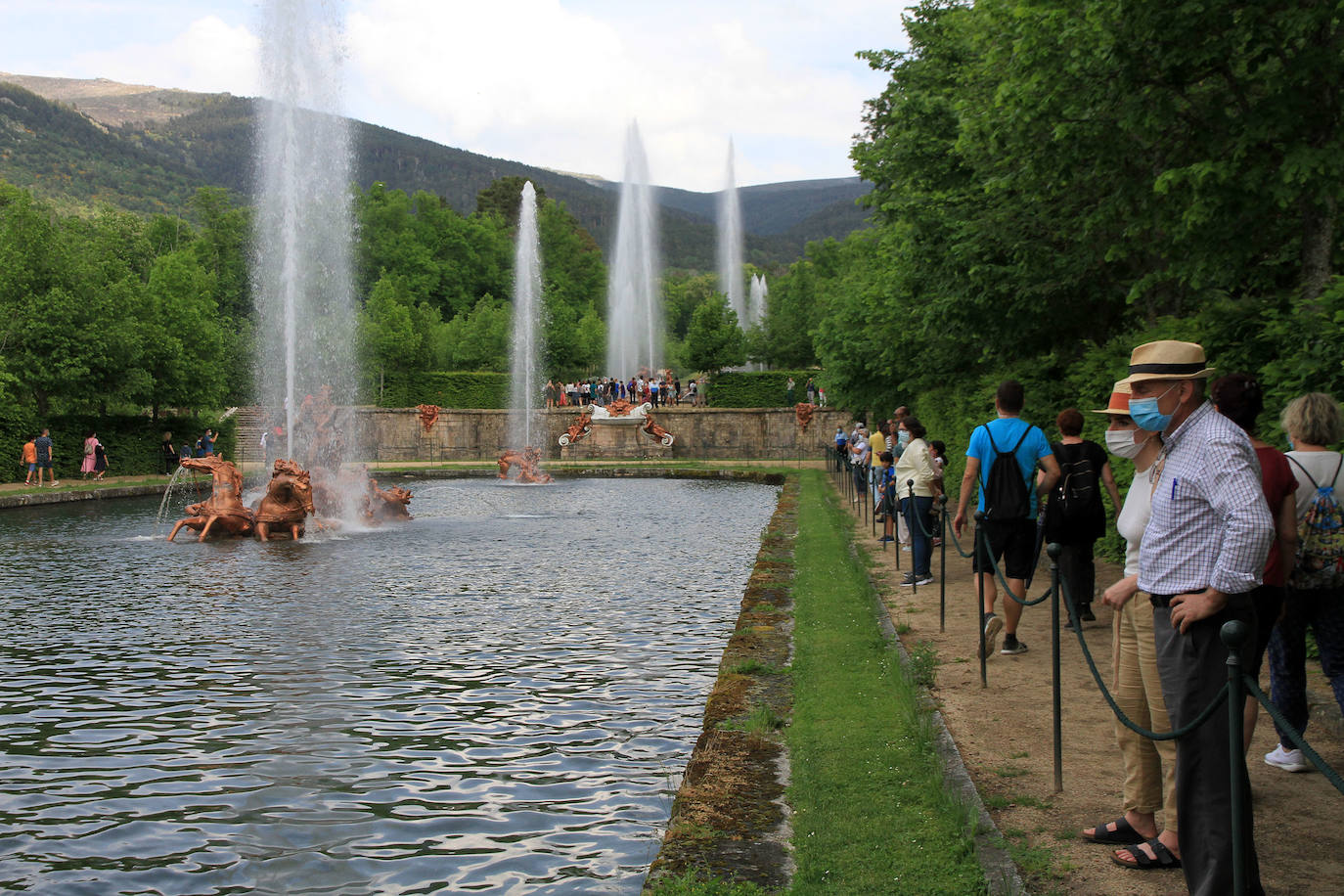 La fuente de las Ranas, en pleno apogeo de su coreografía acuática este domingo en La Granja. 