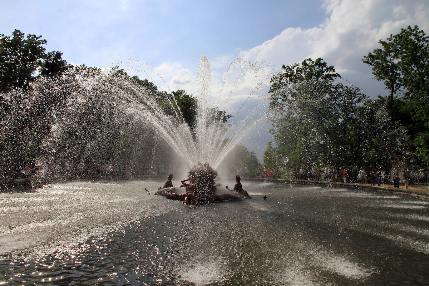 La fuente de las Ranas, en pleno apogeo de su coreografía acuática este domingo en La Granja. 