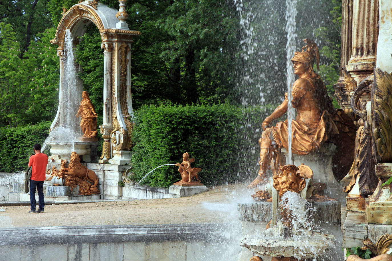 La fuente de las Ranas, en pleno apogeo de su coreografía acuática este domingo en La Granja. 