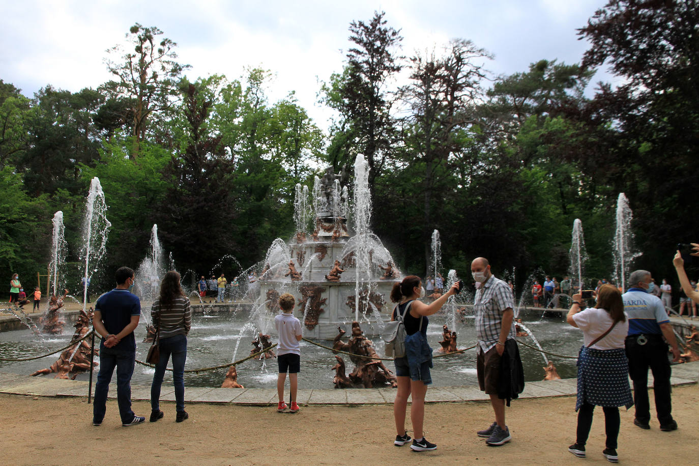 La fuente de las Ranas, en pleno apogeo de su coreografía acuática este domingo en La Granja. 