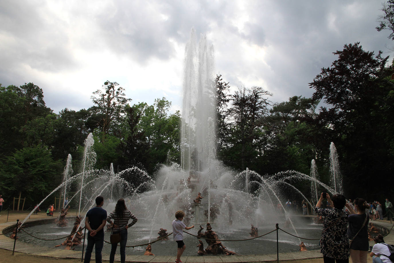 La fuente de las Ranas, en pleno apogeo de su coreografía acuática este domingo en La Granja. 