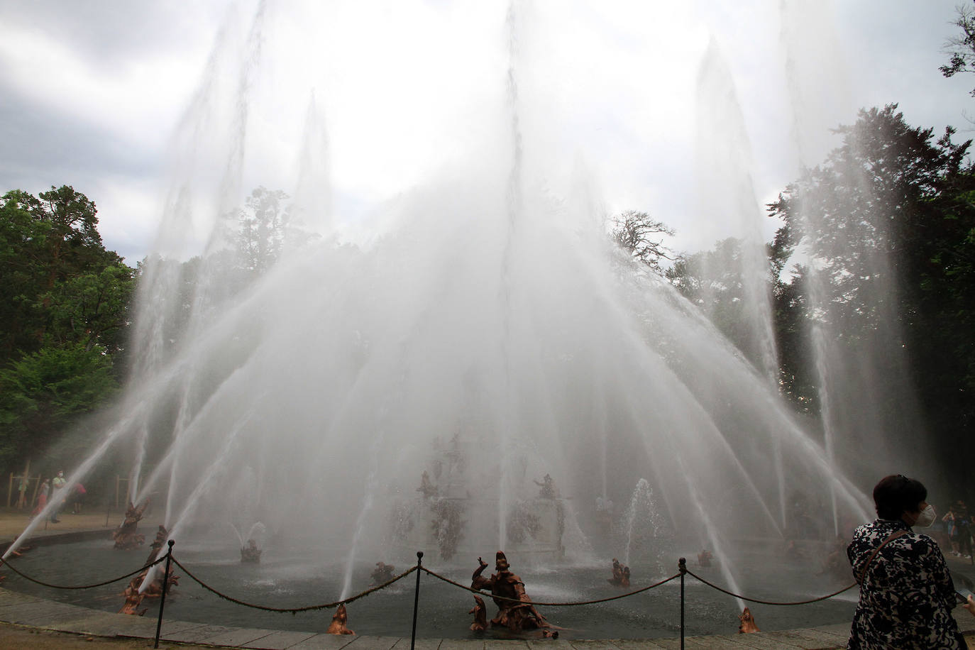 La fuente de las Ranas, en pleno apogeo de su coreografía acuática este domingo en La Granja. 