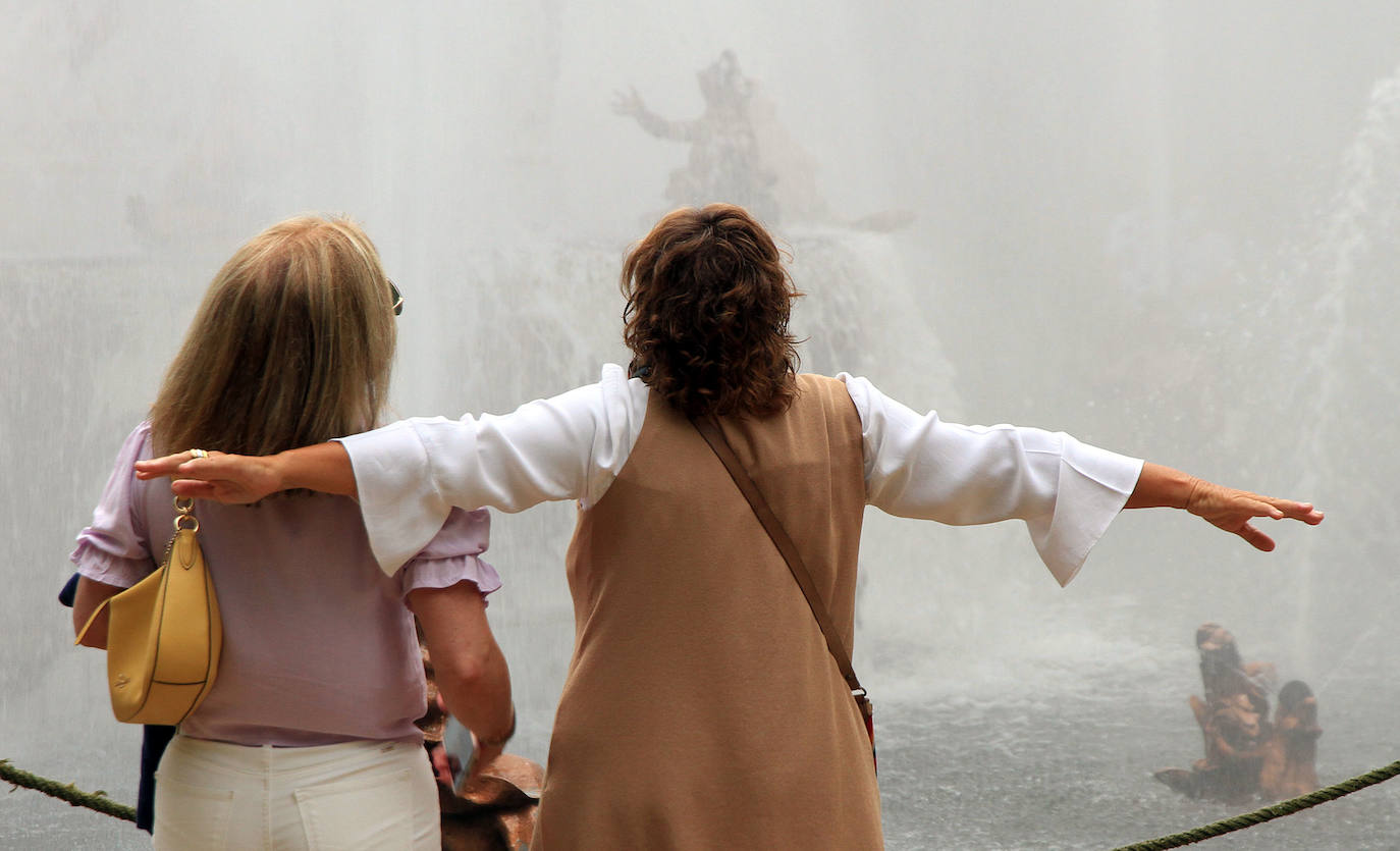 La fuente de las Ranas, en pleno apogeo de su coreografía acuática este domingo en La Granja. 