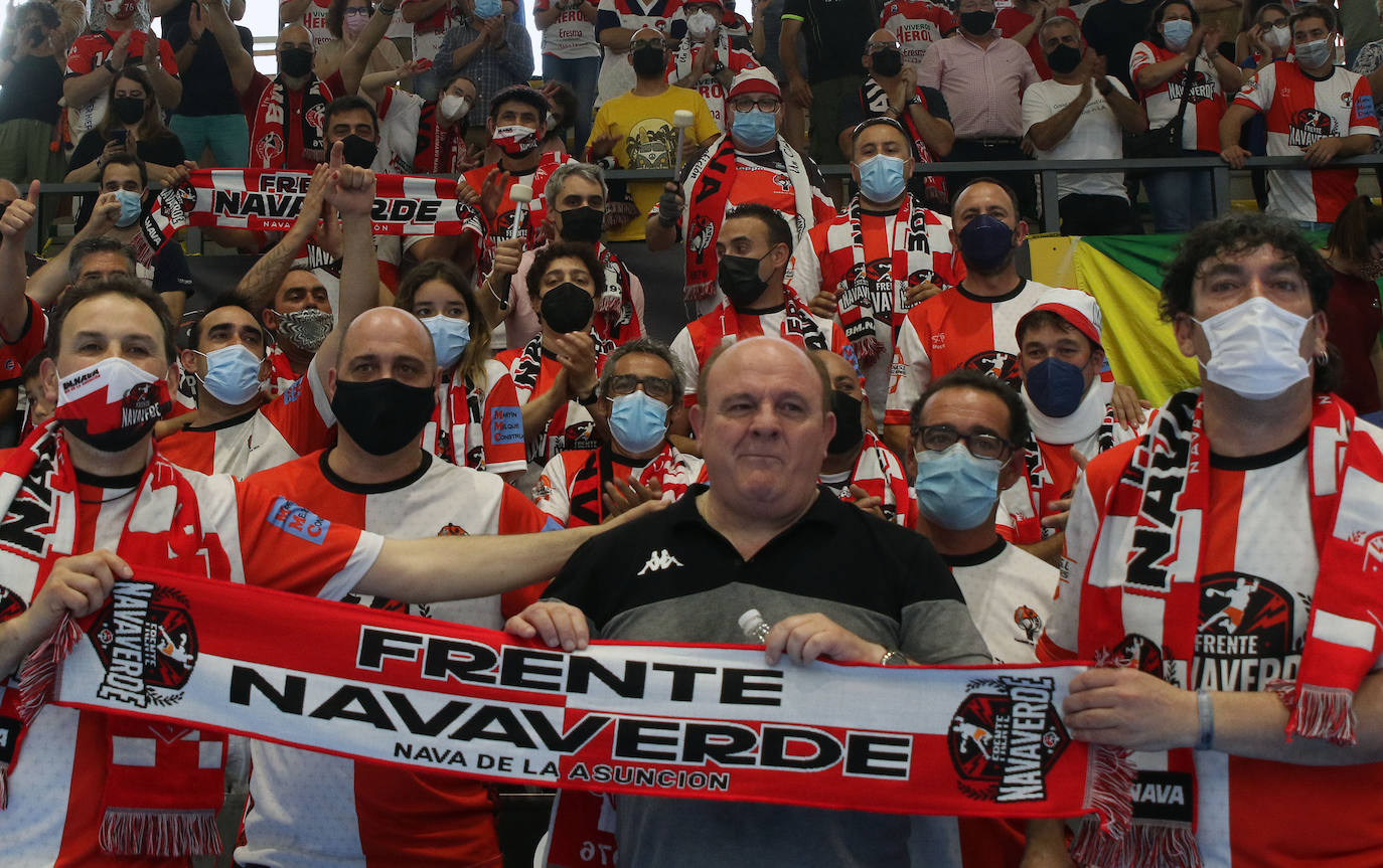 Los jugadores del Balonmano Nava celebran su permanencia en Asobal 