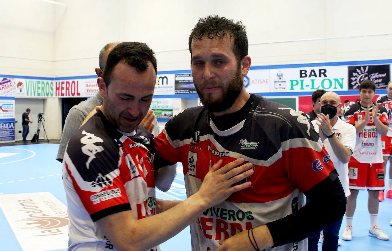 Los jugadores del Balonmano Nava celebran su permanencia en Asobal 