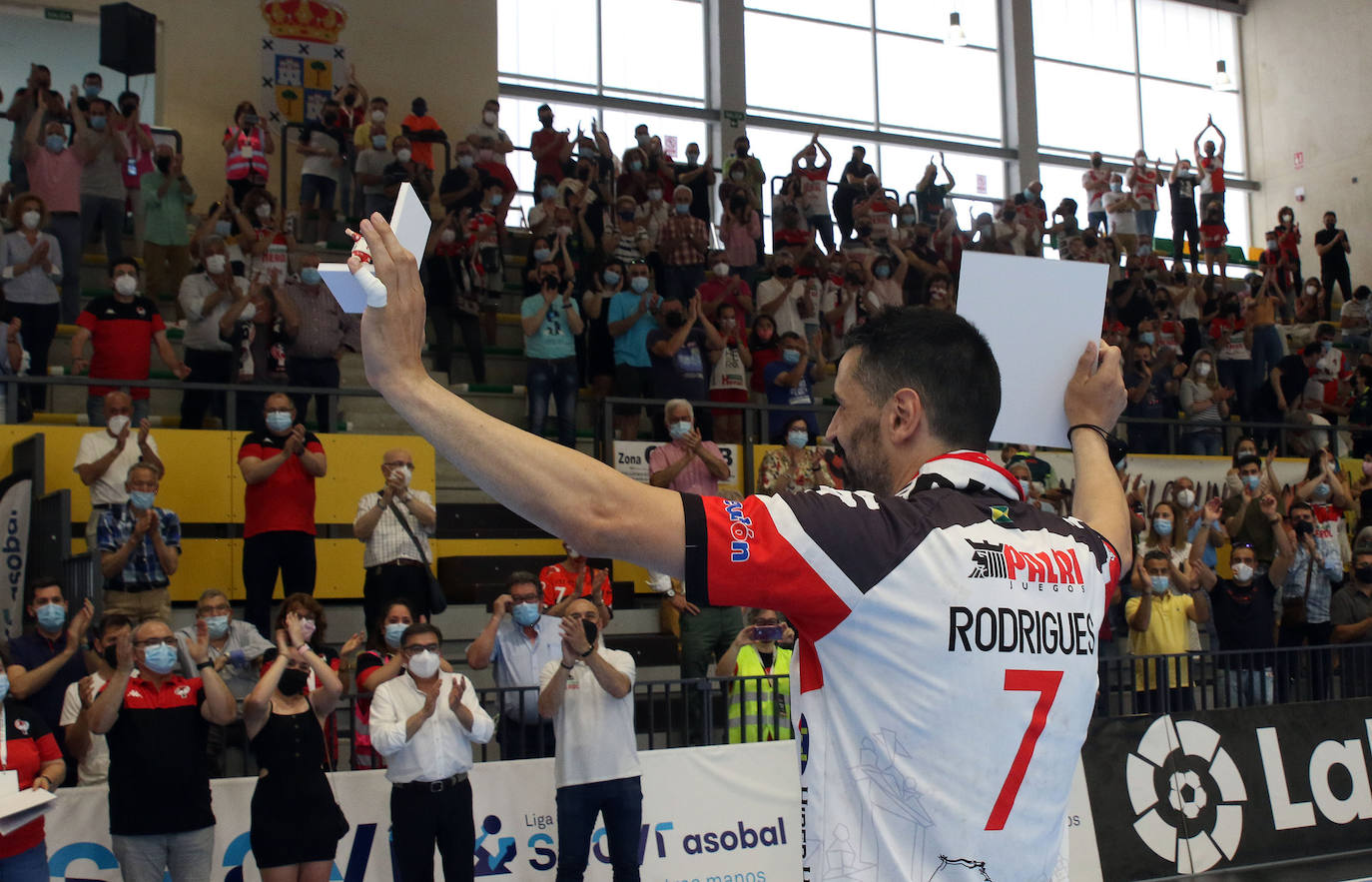 Los jugadores del Balonmano Nava celebran su permanencia en Asobal 