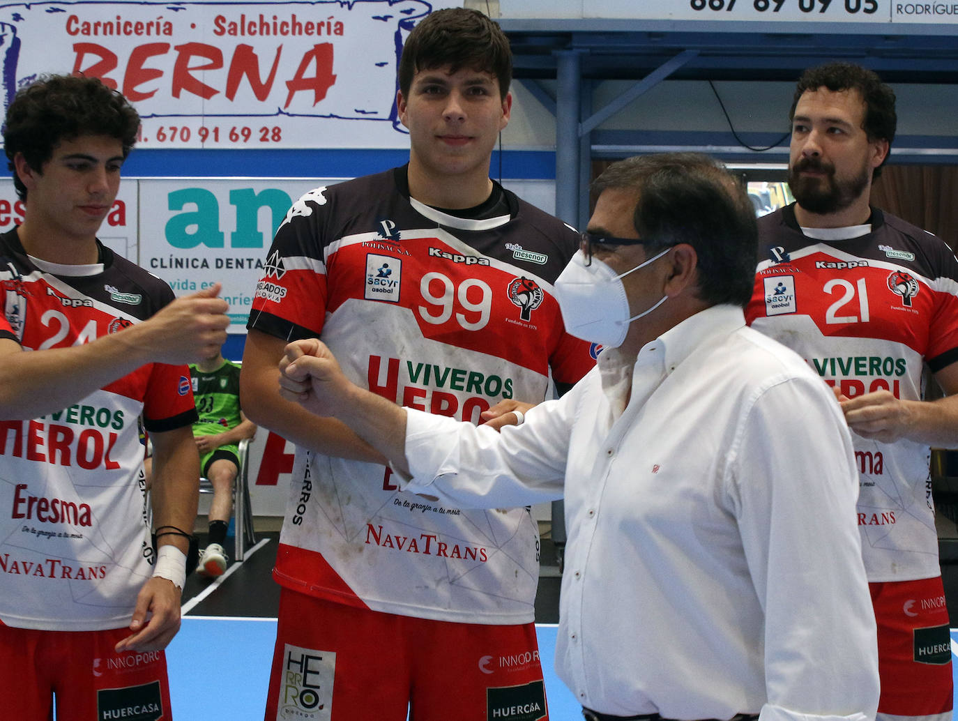 Los jugadores del Balonmano Nava celebran su permanencia en Asobal 