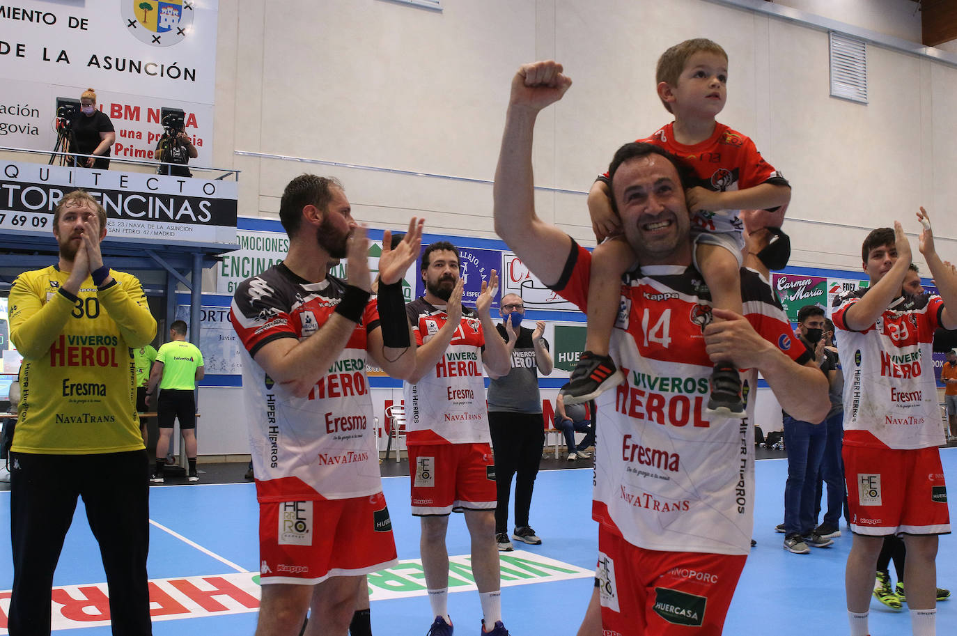 Los jugadores del Balonmano Nava celebran su permanencia en Asobal 