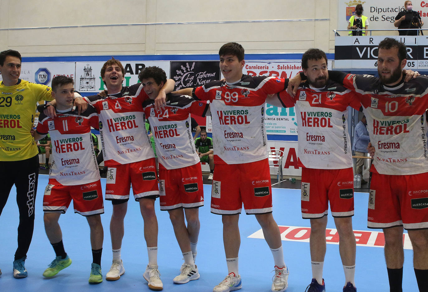 Los jugadores del Balonmano Nava celebran su permanencia en Asobal 