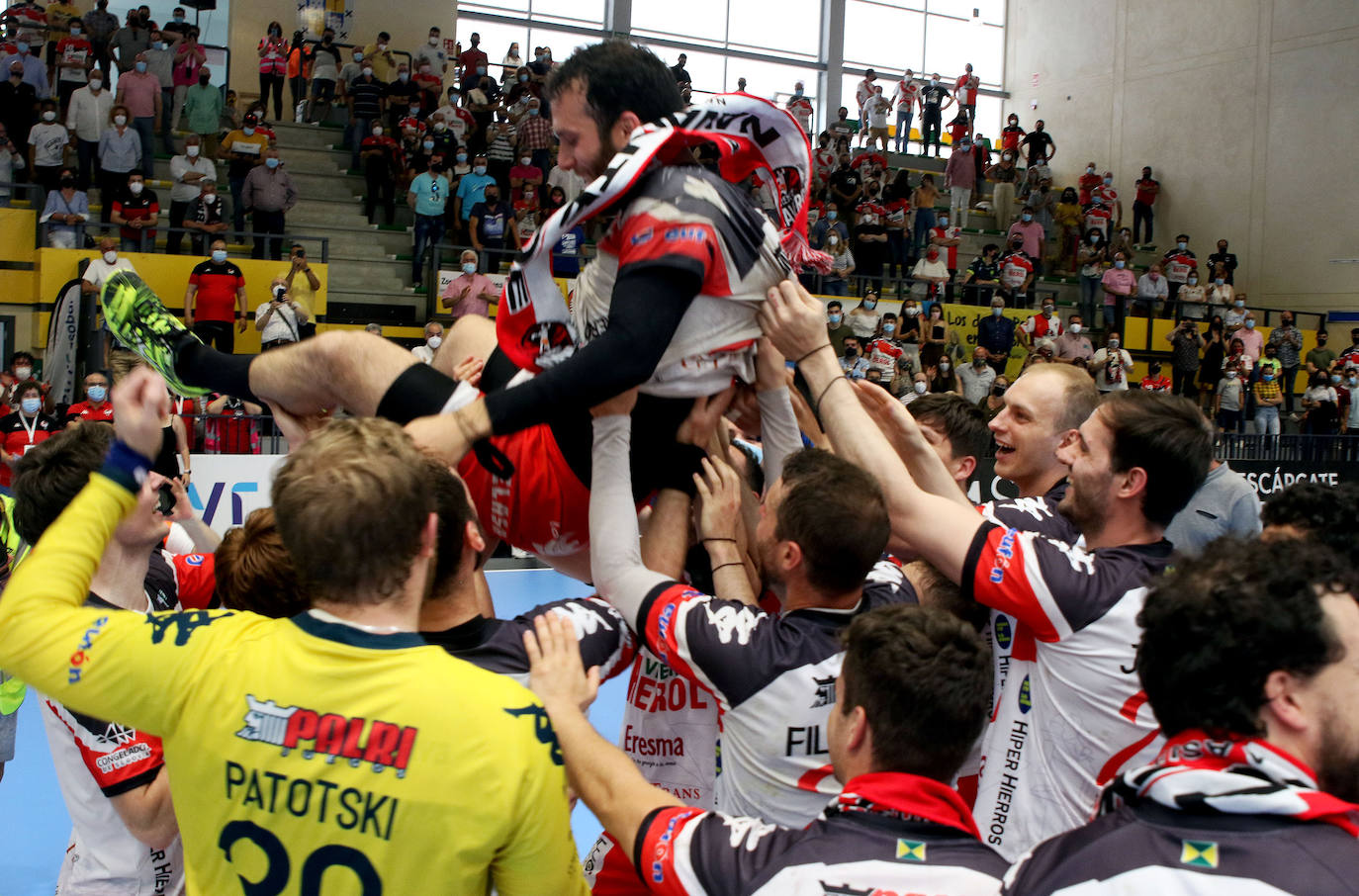 Los jugadores del Balonmano Nava celebran su permanencia en Asobal 