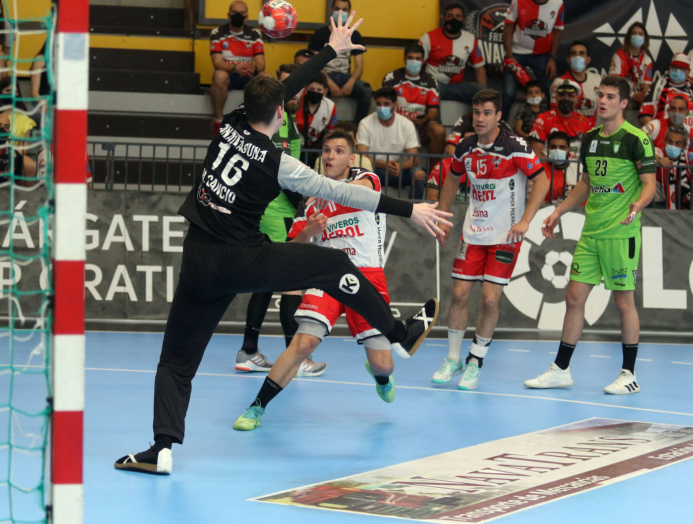 Encuentro entre el balonmano nnava y Anaitasuna. 